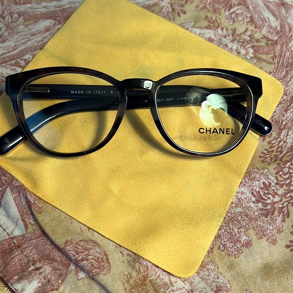 Very nice pair of frames no scratches they are a blue tortoise on small side.